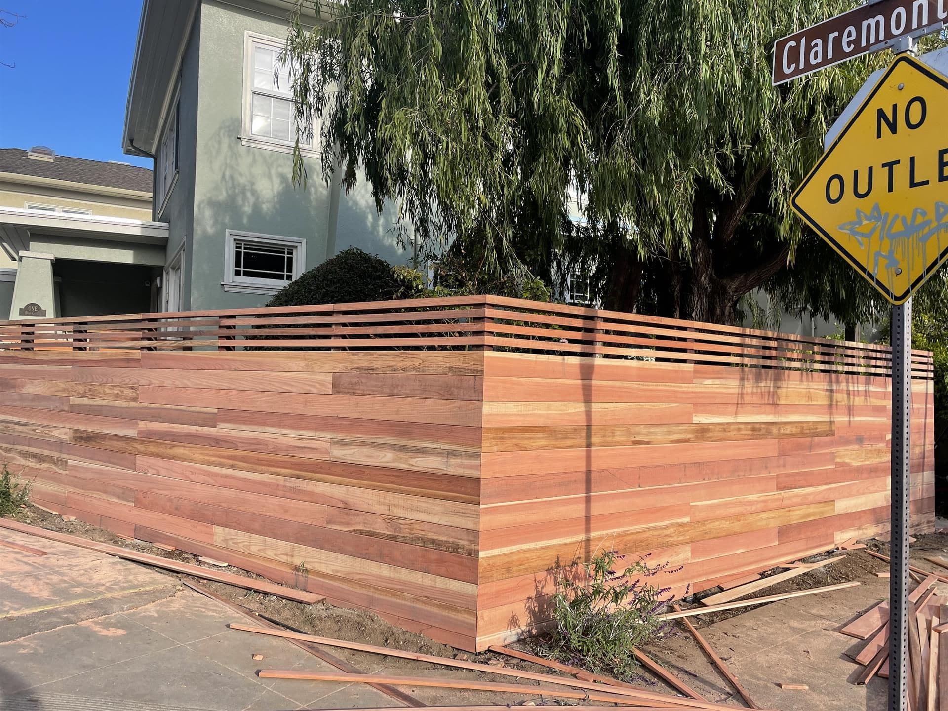 Horizontal redwood fence built by Romero Máster Fence in the Manteca area